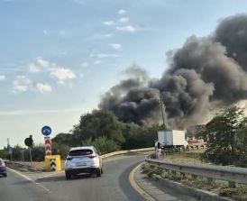 В Краснодаре полыхают склады стройматериалов